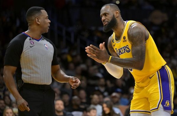 Lakers hoạt động 1 trong 15 ngày và Rockets hoạt động 10 trong 15 ngày! Khoảng cách quá lớn và James